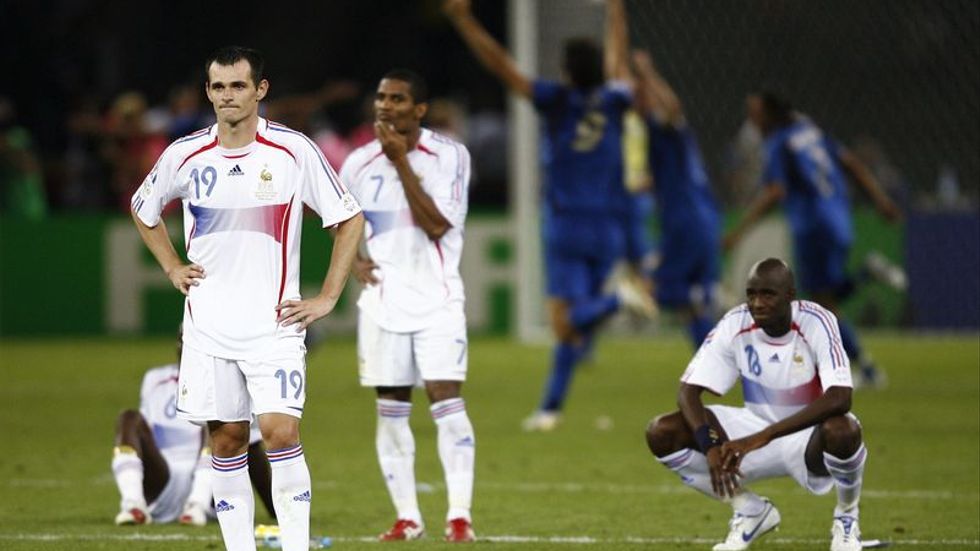 Pháp của Willy Sagnol (19) gục ngã ở trận đấu cuối cùng trước Italia.