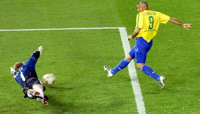 Oliver Kahn (1) là thủ môn xuất sắc nhất thế giới thời điểm đó nhưng Ronaldo "béo" là người "ngoài hành tinh".