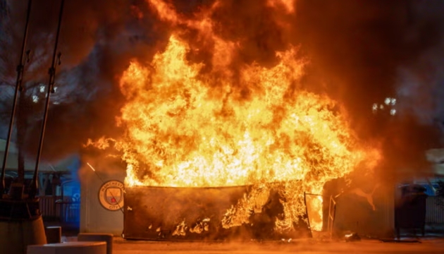 Ảnh bài viết Cận cảnh vụ cháy lớn ngoài sân Etihad trước trận Man City 3-1 Club Brugge