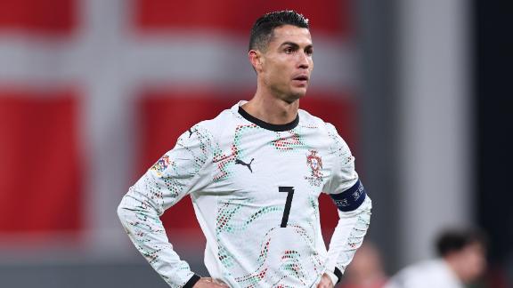 Ảnh bài viết Bồ Đào Nha vs Đan Mạch: Ronaldo phản ứng với Hojlund; Lời đùa hóa thật của Dalot - Bruno