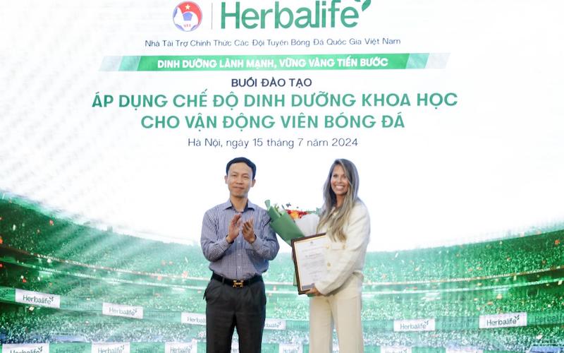 Ảnh bài viết Chuyên gia dinh dưỡng của Herbalife mang kiến thức chuyên sâu tới bóng đá Việt 