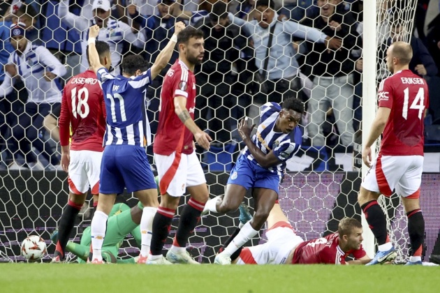 Ảnh bài viết Robert Earnshaw: "Onana bất lực"