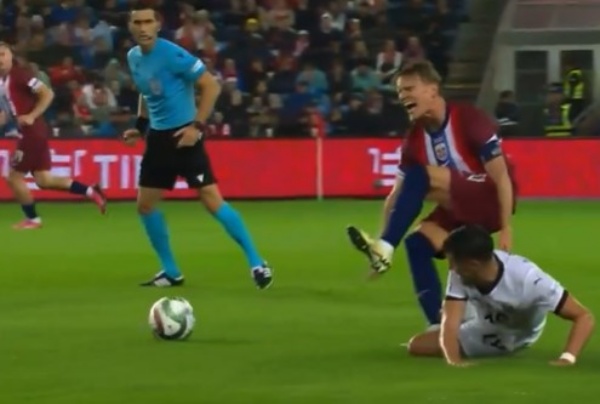 Ảnh bài viết Cận cảnh pha va chạm khiến Odegaard gào thét