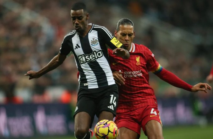 Ảnh bài viết Điểm nóng Liverpool vs Newcastle: Cuộc chiến tuyến giữa; Van Dijk đối đầu Isak