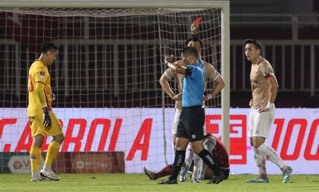 Ảnh bài viết CAHN phơi áo trong thế thiếu người; Hà Nội lội ngược dòng với cú đúp của Văn Quyết