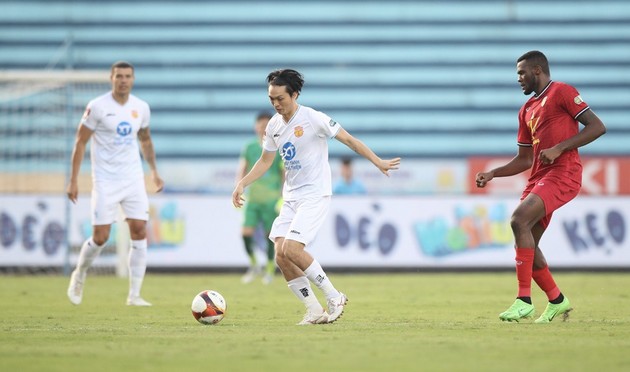 Ảnh bài viết Nam Định tiến sát ngôi vương; Hà Nội phơi áo trước Bình Định trong trận cầu mưa bàn thắng