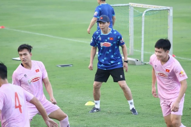 Ảnh bài viết Điểm tin bóng đá Việt Nam 3/8: HLV Kim Sang-sik xem giò Đình Bắc, Văn Khang; Bùi Tiến Dũng mời gọi Patrik Lê Giang