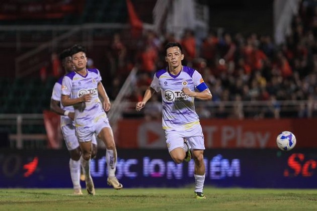 Ảnh bài viết 2 thẻ đỏ, 2 quả phạt đền, Hà Nội đánh bại TP.HCM