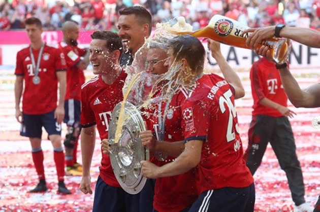 Ảnh bài viết Thua thảm Stuttgart, Bayern Munich đăng quang với màn tắm bia