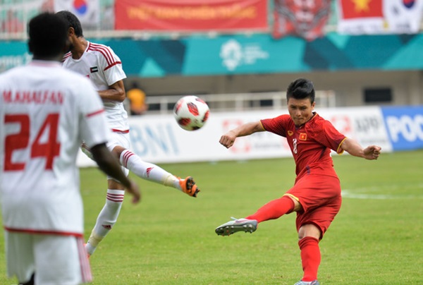 Olympic Việt Nam áp đặt lối chơi lên đối thủ. Ảnh: Việt Hùng.