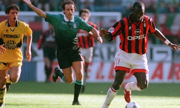 Hơn 20 năm trước đây, huyền thoại George Weah cũng đã lập một siêu phẩm để đời trong màu áo Milan.