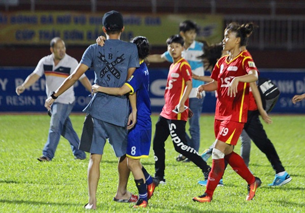 Ảnh bài viết Vụ nữ cầu thủ đánh nhau: Cựu tuyển thủ U23 bảo vệ người yêu