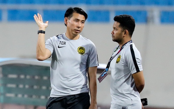 HLV Tan Cheng Hoe trao đổi với trợ lý chuẩn bị cho trận đấu với ĐT Việt Nam.