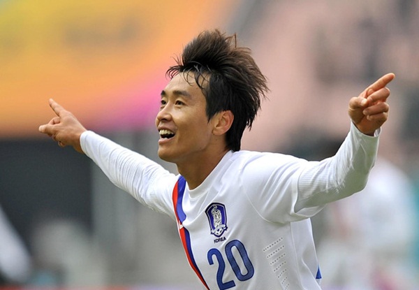 Lee Dong-Gook (Hàn Quốc, 10 bàn): Lee Dong-Gook là vua phá lưới của Asian Cup 2000 với 6 bàn thắng. Trận bán kết giữa tuyển Hàn Quốc và Saudi Arabia, Lee Dong-Gook đã ghi bàn ở phút 90+1, song bàn thắng muộn màng của anh chỉ mang tính chất danh dự và đội bóng xứ kim chi dừng bước từ bán kết. Trận tranh hạng ba với Trung Quốc, Lee Dong-Gook cũng ghi bàn thắng duy nhất.