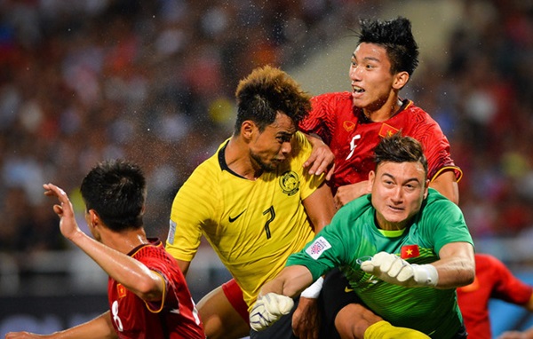 Văn Lâm là một mắt xích vô cùng quan trọng trong đội hình của HLV Park Hang-seo. Thủ môn CLB Hải Phòng không phô trương ở những tình huống bắt bóng nhưng luôn đem đến sự an tâm nơi khung gỗ của đội tuyển Việt Nam. Tại Asian Cup lần này, thủ thành sinh ra tại Moscow được kỳ vọng sẽ giữ vững phong độ và giúp đội nhà vượt qua vòng bảng.