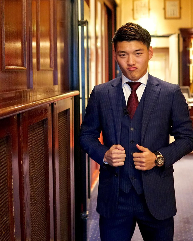 "Messi Nhật Bản" cao 1,72 m và nặng 70 kg. Ngoài sân cỏ, anh cũng quảng bá cho một số nhãn hàng.