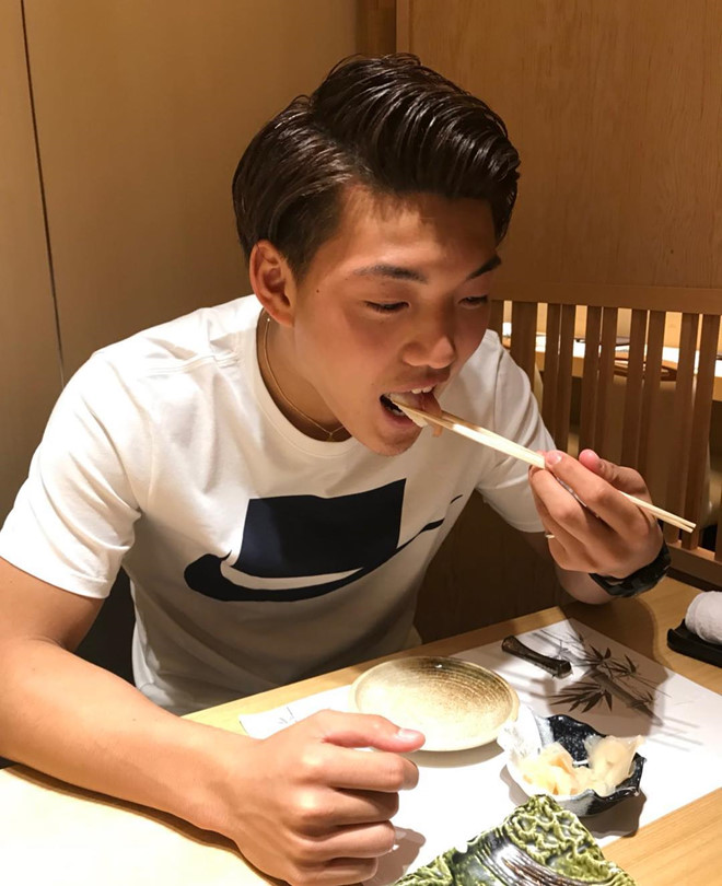 Hình ảnh đời thường của "Messi Nhật Bản" Ritsu Doan. Trang cá nhân của tiền vệ 9X hiện thu hút hơn 100.000 lượt theo dõi.