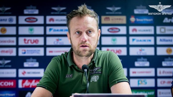 CĐV yêu cầu "trảm" HLV Polking sau màn trình diễn thảm họa. Ảnh: Bangkok United.