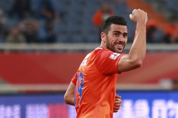 Graziano Pelle với chiều cao 1,94 m hứa hẹn mang đến một ngày làm việc không hề dễ chịu cho các hậu vệ CLB Hà Nội. Ảnh: Getty Images.