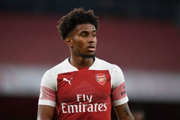 Đầu tiên là vị trí của Reiss Nelson khi anh chưa đủ khả năng đá chính trong đội hình Arsenal.