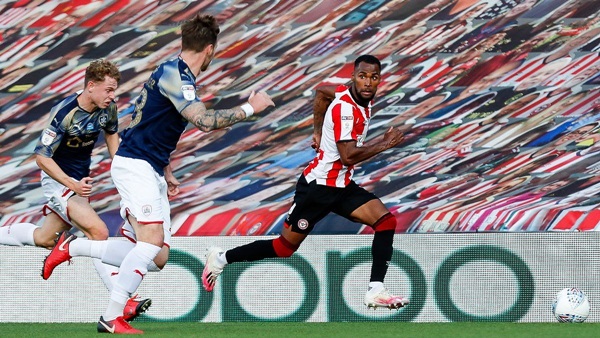 Brentford (áo sọc) đặt kỳ vọng ở trận đấu tại Griffin Park.