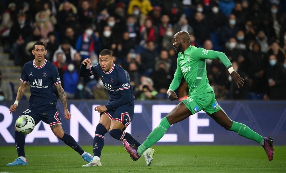 PSG nắm hoàn toàn sự chủ động và tạo ra hàng loạt tình huống hãm thành trong phần còn lại của hiệp hai. Chủ nhà đã có trận thắng cách biệt hơn, nếu Di Maria và Georginio Wijnaldum không sút trúng cột, lần lượt ở phút 61 và 90+2.