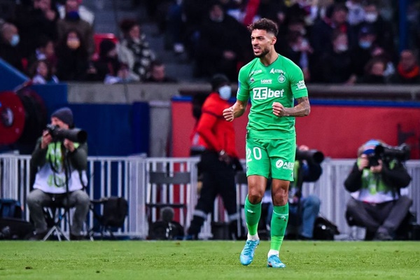 PSG được đánh giá vượt trội so với Saint Etienne, CLB từng có thời gian ngụp lặn ở vị trí cuối bảng. Trong khi còn chưa tìm được phương án xuyên thủng hàng thủ số đông của đội khách, chủ nhà đã tự tăng độ khó cho trận đấu bằng việc biếu không cho Denis Bouanga bàn mở tỷ số ở phút 16. Số 20 tận dụng pha xử lý lóng ngóng của Danilo Pereira trước vùng cấm để cướp bóng rồi sút chéo góc hạ Gianluigi Donnarumma.