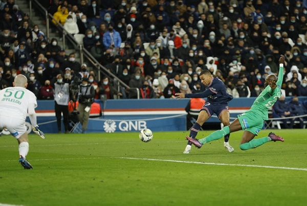 Thế bế tắc chỉ được chủ nhà khai thông vào cuối hiệp một. Bộ đôi Messi, Mbappe lại tạo sự khác biệt với một pha phối hợp ấn tượng ở phút 42. "El Pulga" chọc khe từ cánh phải loại hàng thủ áo xanh để Mbappe đột phá vào trung lộ, dứt điểm quyết đoán gỡ hòa 1-1. Paul Bernardoni đã chạm tay vào bóng, nhưng không thể cứu thua cho đội khách.