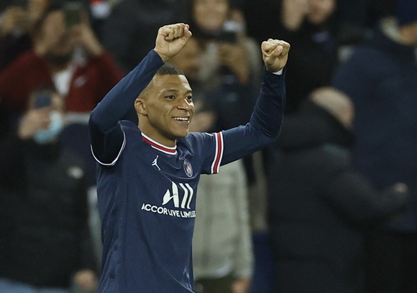 Chưa dừng ở đó, Mbappe còn san bằng thành tích của Zlatan Ibrahimovic, đó là ghi 156 bàn trong màu áo PSG. Tiền đạo sinh năm 1996 chỉ còn kém Edinson Cavani, người đã ghi 200 bàn cho đội chủ sân Parc des Princes.