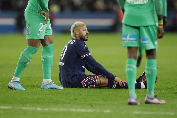 Neymar lạc lõng trong ngày Mbappe, Messi tỏa sáng. Chân sút sinh năm 1992 chưa có phong độ tốt nhất sau khi bình phục chấn thương. Cựu sao Barca có 3 cú sút nhưng đều không trúng đích.