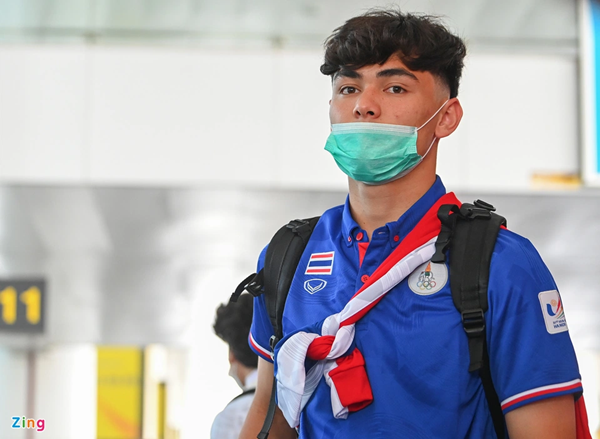 Trung vệ Jonathan Khemdee (OB - Đan Mạch) tỏ ra thân thiện và thoải mái.