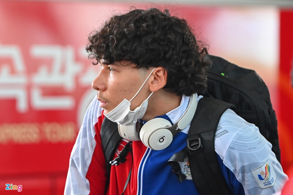 Một cái tên đáng chú ý khác là Ben Davis của U23 Thái Lan. Tiền vệ sinh năm 2000 đang chơi bóng tại đội trẻ của Fulham.