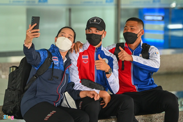 Một số cầu thủ trẻ U23 Thái Lan vui vẻ chụp ảnh lưu niệm cùng người hâm mộ.