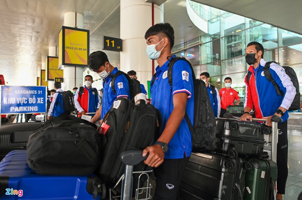 Mang theo nhiều hành lý, các cầu thủ U23 Thái Lan phải dùng xe tải cỡ lớn để vận chuyển.