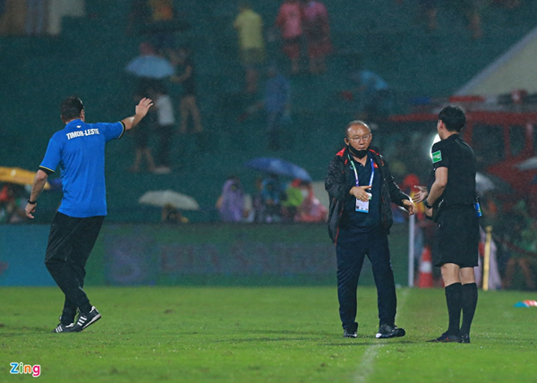 HLV Park Hang-seo giành chiến thắng chung cuộc 2-0 nhờ 2 pha lập công của Nguyễn Văn Tùng và Hồ Thanh Minh. U23 Việt Nam chưa để thua bàn nào. U23 Timor Leste thực sự tạo ra khó khăn. Nếu bàn gỡ được công nhận, mọi chuyện sẽ chuyển hướng.