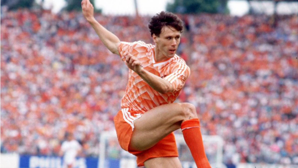 Marco van Basten giải nghệ ở tuổi 28, để lại tiếc nuối lớn cho làng túc cầu. Trước đó, Van Basten có 3 Quả bóng vàng, thành tích mãi về sau mới có Cristiano Ronaldo và Lionel Messi phá được. Việc thiếu đi sự bảo vệ của trọng tài, bên cạnh Bộ luật bóng đá chưa hoàn chỉnh khiến Van Basten dễ chấn thương khi đụng những hậu vệ đá thô bạo.