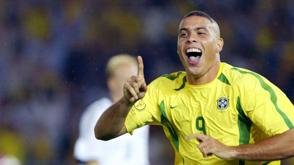 Là một trong những tiền đạo hay nhất thế giới, Ronaldo "béo" chịu chấn thương nghiêm trọng từ rất sớm. Những vấn đề ở đầu gối đã ngăn huyền thoại này phát huy hết tiềm năng. Người ta tiếc nếu Ronaldo "béo" không chấn thương, anh còn đáng sợ đến mức nào.