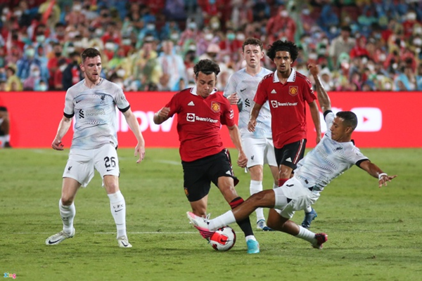 Ảnh bài viết Cổ động viên MU phấn khích với 'Ten Hag Ball'