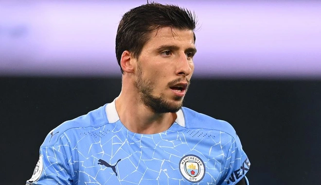 Ruben Dias (Benfica sang Man City - 68 triệu euro): Hậu vệ người Bồ Đào Nha cập bến Man City sau màn thể hiện ấn tượng tại Benfica. Trung vệ 25 tuổi thi đấu ổn định và đóng vai trò quan trọng trong lối chơi của Man City. Mùa giải 2020/21, anh vượt qua nhiều đối thủ nặng ký để giành giải Cầu thủ hay nhất Premier League.