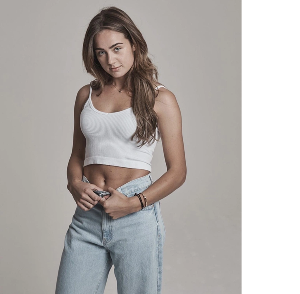 Estelle sinh ngày 12 tháng 3 năm 1996 tại London, Anh trong giai đoạn ông bố thi đấu cho Arsenal. Sau vài năm, gia đình Bergkamp chuyển về quê hương Hà Lan và định cư ở đó.