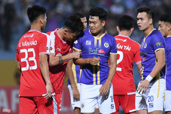 Đức Chiến trêu đùa Thành Chung trong một tình huống CLB Hà Nội được hưởng quả phạt góc.