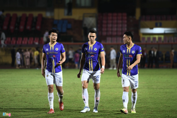 Sau trận đấu, Thành Chung liền có những chia sẻ với hai người đàn em là Bùi Hoàng Việt Anh (giữa) và Lê Xuân Tú (phải).
