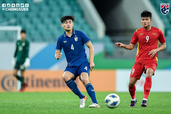 Tương tự Tiến Long, Nguyễn Văn Tùng (3 HCV) cũng góp mặt ở U23 Đông Nam Á, SEA Games 31 và vòng chung kết U23 châu Á 2022. Tiền đạo này có 108 phút thi đấu ở V.League 2022 và sở hữu tấm huy chương vàng cùng CLB Hà Nội. Ảnh: Changsuek.