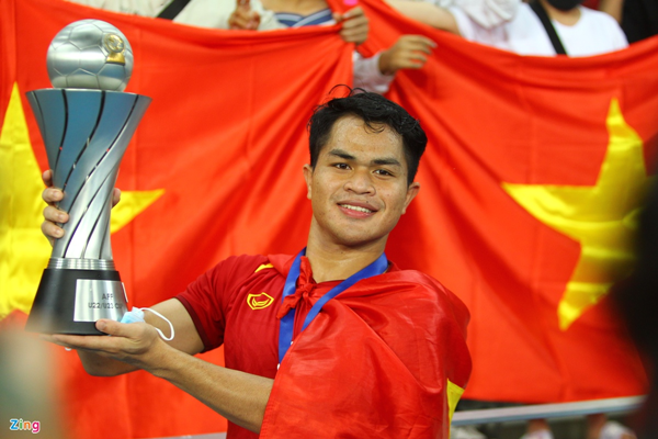 Trong hành trình U23 Đông Nam Á 2022, Dụng Quang Nho (2 HCV, 1 HCB) sắm vai trò quan trọng với tấm băng đội trưởng. Nhờ đó, anh được HLV Park Hang-seo điền tên vào danh sách dự SEA Games 31. Ở V.League 2022, anh là quân bài dự bị chiến lược của HLV Chu Đình Nghiêm ở CLB Hải Phòng, đội vừa giành ngôi á quân V.League. Ảnh: Nguyên Khang.