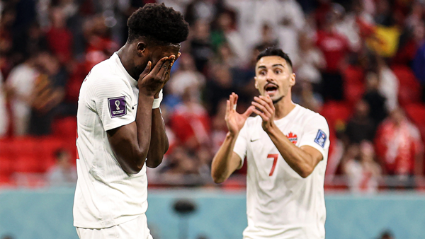 Trước đó, Canada cũng bỏ lỡ một quả phạt đền khác ở phút thứ 10, sau khi Yannick Carrasco để bóng chạm tay trong vùng cấm. Trên chấm 11 m, Alphonso Davies không thể đánh bại Thibaut Courtois, khiến đại diện châu Mỹ mất cơ hội vượt lên dẫn trước.