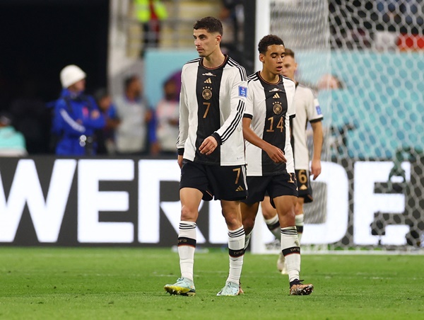 Messi và Argentina hẳn được... an ủi khi tuyển Đức cũng ngã ngựa!