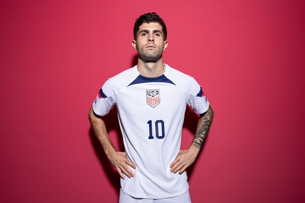 New York Post nhận định áo đấu của Mỹ là "một trong những trang phục đáng thất vọng tại World Cup". Mẫu áo sân nhà có màu sắc đơn điệu. Một số điểm nhấn như phần sọc xanh, đỏ xuất hiện một cách mờ nhạt. Ảnh: The Telegraph.