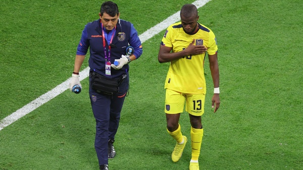 Enner Valencia đã dính chấn thương trong trận thắng 2-0 của Ecuador trước chủ nhà Qatar hôm 20/11. Tiền đạo này bị chấn thương mắt cá chân sau khi lập cú đúp vào lưới Qatar. Enner Valencia đã không thể tập luyện cùng với các đồng đội. Tuy nhiên, HLV Gustavo Alfaro vẫn hy vọng Enner Valencia có thể ra sân ở trận đấu với ĐT Hà Lan (23h ngày 25/11).