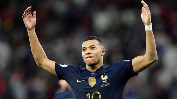 Một năm trước, Kylian Mbappe được cho là từng cân nhắc từ bỏ sự nghiệp thi đấu quốc tế sau khi bị chỉ trích vì thất bại của tuyển Pháp ở Euro 2020. Giờ thì ngôi sao của PSG có vẻ như viết thêm lịch sử với ĐTQG khi mới 23 tuổi.