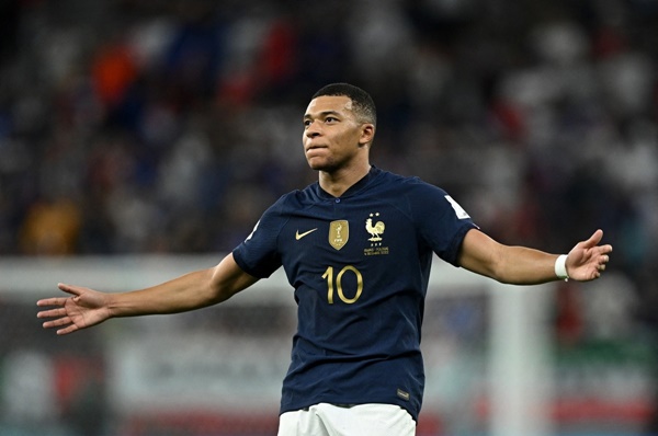 Mbappe có 5 bàn sau 5 trận, trong đó có lần ra sân từ ghế dự bị khi "Les Bleus" thua Tunisia ở vòng bảng. Chân sút sinh năm 1998 có thể im lặng trước tuyển Anh tại vòng tứ kết nhưng chắc chắn nằm trong số cầu thủ chơi hay nhất giải. Mbappe in dấu giày vào 7 bàn cho tuyển Pháp và đang dẫn đầu danh sách "Vua phá lưới".